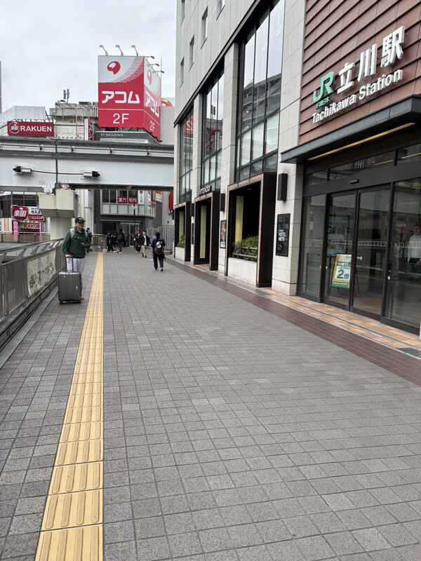 南口から右に曲がって直進
