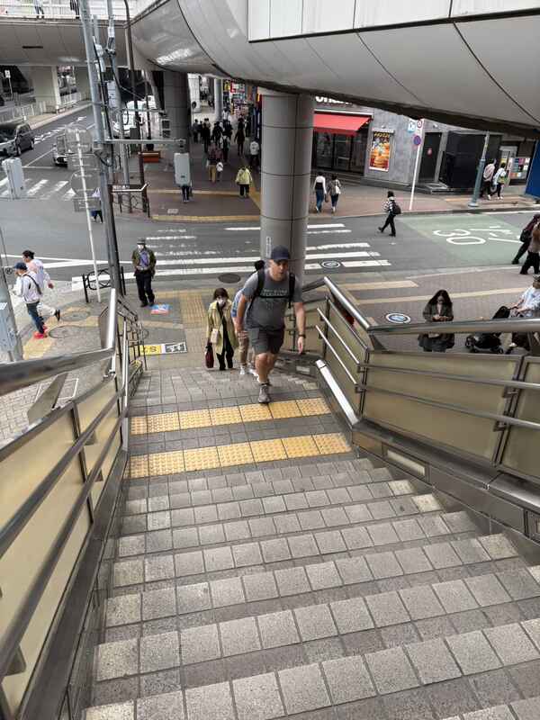 階段を下りる