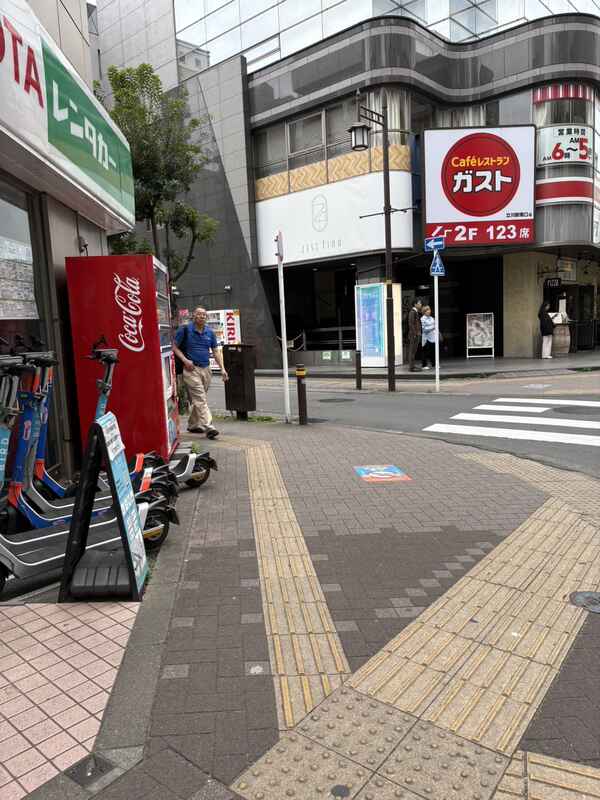 トヨタレンタカーとガストの間